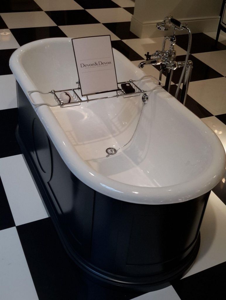 На фото Devon&Devon: ванна Capitol, смеситель Jubilee Black Cross, мыло Hot&Cold.